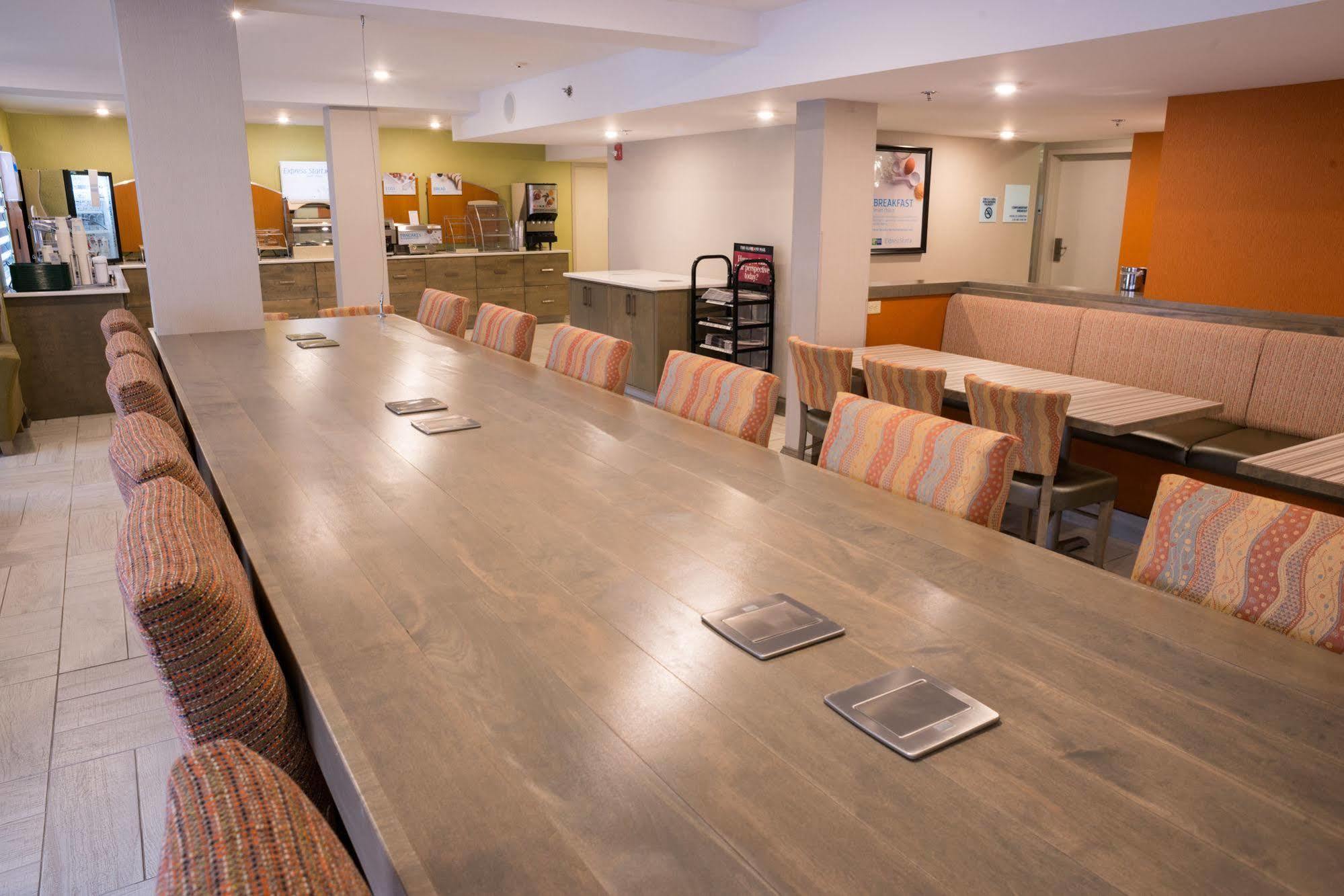 Holiday Inn Express Hotel & Suites Uptown Fredericton By Ihg Zewnętrze zdjęcie